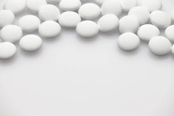 Groupe de pilules blanches sur fond blanc - concept de soins de santé et de médicaments. Industrie pharmaceutique. Pharmacie . — Photo
