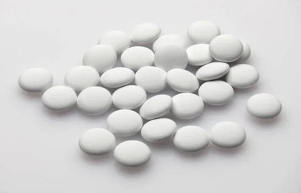 Groupe de pilules blanches sur fond blanc - concept de soins de santé et de médicaments. Industrie pharmaceutique. Pharmacie . — Photo