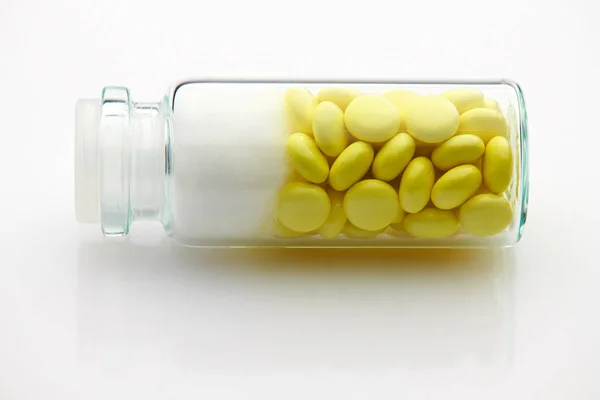 Extrato de raiz de valeriana, pílulas de ervas, comprimidos em uma garrafa de vidro. Medicamento para sedação, ervas naturais para relaxar o sistema nervoso. Cuidados de saúde e bom sono . — Fotografia de Stock