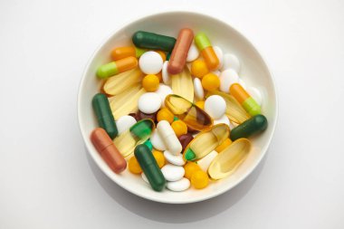 Tabaklarda haplar, tabletler, vitaminler, ilaçlar, omega 3 balık yağı, jel kapsüller, ilaçlar ve sağlık hizmetleri için gıda takviyeleri var. İlaç sanayisi. Eczane.