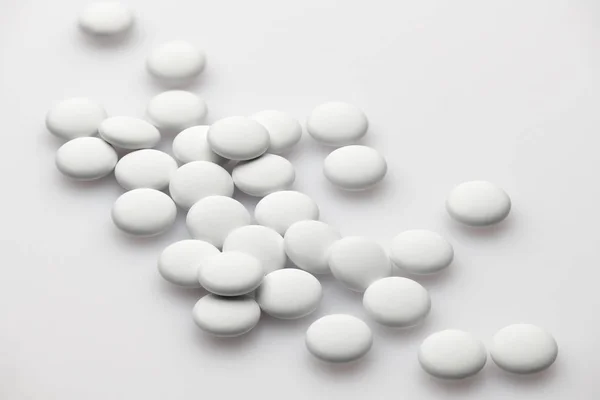 Grupo de píldoras blancas sobre fondo blanco: concepto de salud y medicamentos. Industria farmacéutica. Farmacia . —  Fotos de Stock