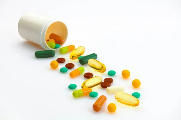 采购产品一组药丸，药片，维生素，药物，欧米加3鱼油，凝胶胶囊，药物和食物补充剂的保健。 制药工业。 药学. — 图库照片