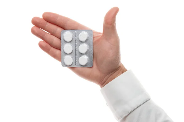 Férfi kéz tabletták buborékcsomagolás izolált fehér alapon. Fehér ing, üzleti stílus. Gyógyszer és étrend-kiegészítő egészségügyi ellátás. Gyógyszeripar. Gyógyszertár. — Stock Fotó