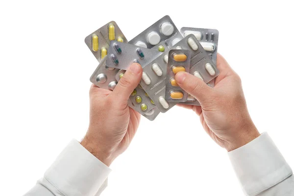 Mano de hombre con píldoras ampolla aislada sobre fondo blanco. Camisa blanca, estilo de negocios. Medicamento y complemento alimenticio para la atención médica. Industria farmacéutica. Farmacia . — Foto de Stock