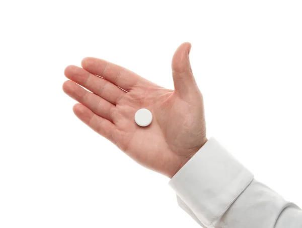 Mano de hombre con una gran píldora blanca aislada sobre fondo blanco. Camisa blanca, estilo de negocios. Medicamento y complemento alimenticio para la atención médica. Industria farmacéutica. Farmacia . —  Fotos de Stock