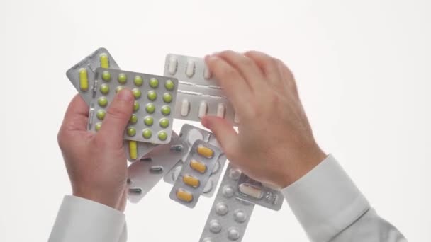 Mano Hombre Con Píldoras Tabletas Vitaminas Medicamentos Cápsulas Aisladas Sobre — Vídeo de stock
