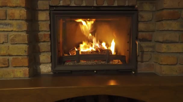 バーニング暖炉 夜に暖まるために石の暖炉の輝く火 — ストック動画