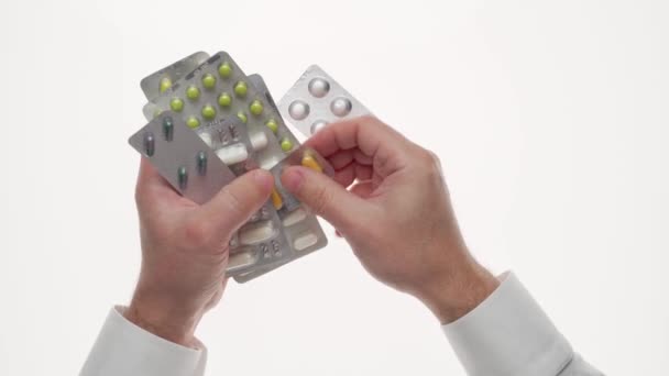 Beyaz Arka Planda Haplar Haplar Vitaminler Ilaçlar Kapsüller Olan Bir — Stok video