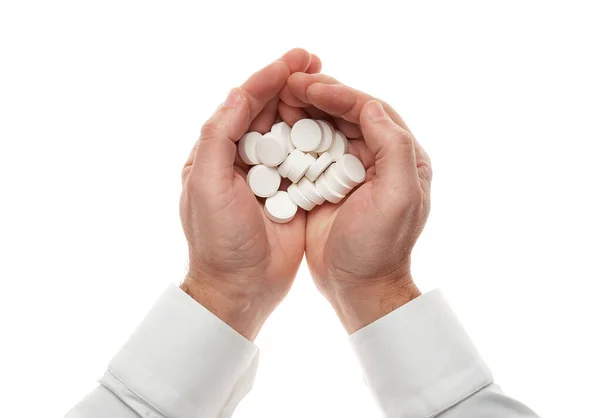 白い背景に隔離された大きな白い錠剤の一握りの男の手。白いシャツ、ビジネススタイル。健康管理のための薬と食品のサプリメント。製薬業界薬局. — ストック写真