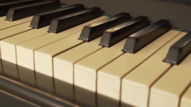 Primo Piano Una Vecchia Tastiera Pianoforte — Video Stock