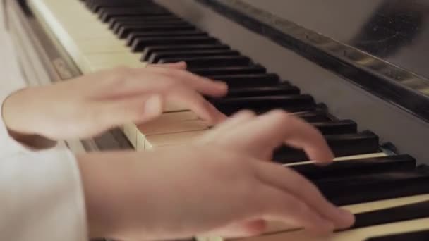 Close Uma Jovem Menina Mãos Tocando Piano Velho — Vídeo de Stock