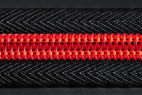 Roter Reißverschluss an schwarz, Nahaufnahme — Stockfoto