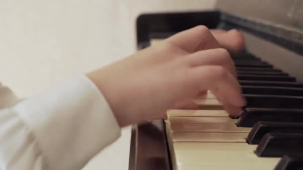 Close Van Een Jong Meisje Handen Spelen Oude Piano — Stockvideo