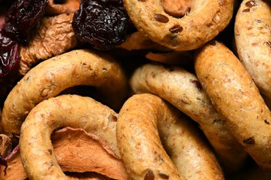 Arkaplan olarak yiyecek - kurumuş meyveli tam tahıllı simit