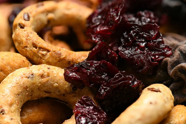 Lebensmittel als Hintergrund - Vollkorn-Weizenbagels mit Trockenfrüchten — Stockfoto