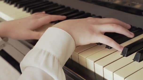 Close Van Een Jong Meisje Handen Spelen Oude Piano — Stockvideo