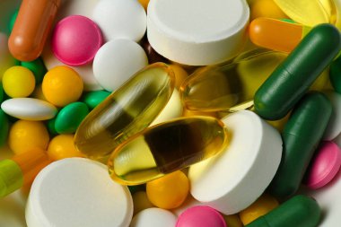 Hap, tablet, vitamin, ilaç, omega 3 balık yağı, jel kapsülü, ilaç ve sağlık hizmetleri için gıda takviyesi. Mavi arkaplan.