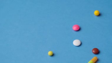 Hapların, tabletlerin, vitaminlerin, uyuşturucunun, omega 3 balık yağının, jel kapsüllerinin, sağlık hizmetleri için mavi üzerine ilave gıdanın arka planı