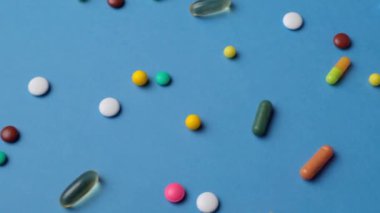 Hapların, tabletlerin, vitaminlerin, uyuşturucunun, omega 3 balık yağının, jel kapsüllerinin, sağlık hizmetleri için mavi üzerine ilave gıdanın arka planı