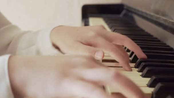 Primer Plano Una Joven Mano Tocando Piano Viejo — Vídeos de Stock