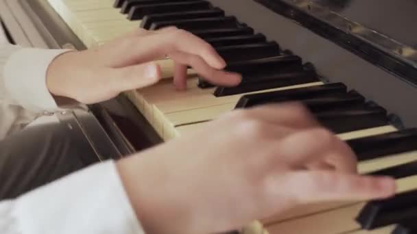一个弹旧钢琴的年轻姑娘的特写 — 图库视频影像