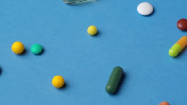 Contexte des pilules, des comprimés, des vitamines, des médicaments, de l'huile de poisson oméga 3, des gélules, des médicaments et des compléments alimentaires pour les soins de santé sur bleu 