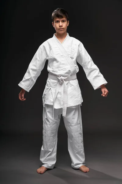 Retrato Adolescente Vestido Com Roupas Artes Marciais Posa Fundo Cinza — Fotografia de Stock