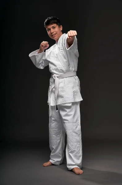 Adolescente Vestido Com Roupas Artes Marciais Posa Fundo Cinza Escuro — Fotografia de Stock