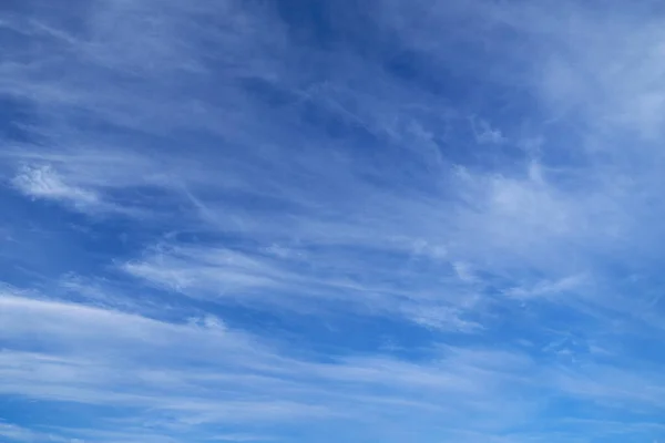 Strahlend Schöner Blauer Himmel Mit Weichen Wolken Für Hintergrund Oder — Stockfoto