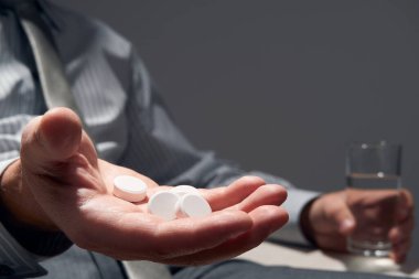 Bir avuç haplı iş adamı, yakın görüş - zorluklar, depresyon, sorunlar, sağlık ve stres kavramı, modern iş riski