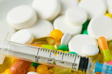 Haplar, tabletler, şırıngalar, vitaminler, uyuşturucular, tıbbi makro fotoğraf arka plan için