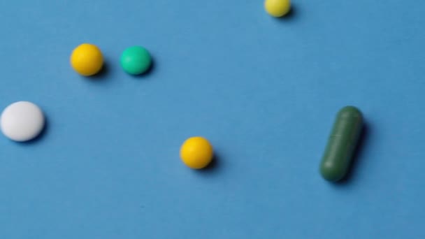 Contexte des pilules, des comprimés, des vitamines, des médicaments, de l'huile de poisson oméga 3, des gélules, des médicaments et des compléments alimentaires pour les soins de santé sur bleu 