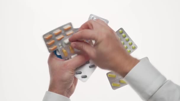 Man Hand Med Piller Tabletter Vitaminer Droger Kapslar Isolerade Vit — Stockvideo