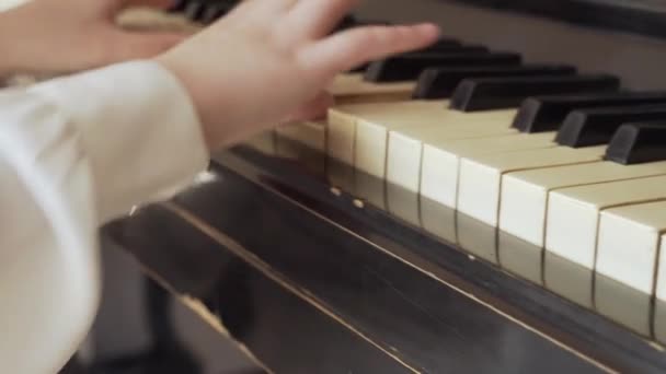 Primer Plano Una Joven Mano Tocando Piano Viejo — Vídeos de Stock