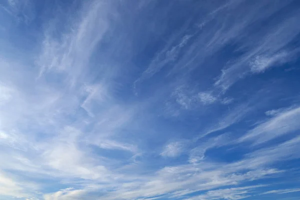 Heldere Mooie Blauwe Lucht Met Zachte Wolken Voor Achtergrond Textuur — Stockfoto