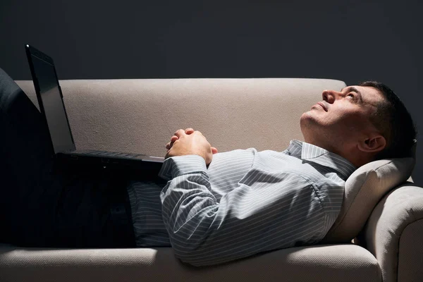 Businessman Lying Sofa Laptop Resting — Stock Photo, Image