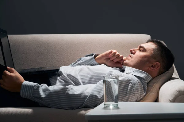 Hombre Negocios Está Acostado Sofá Con Ordenador Portátil Descanso —  Fotos de Stock
