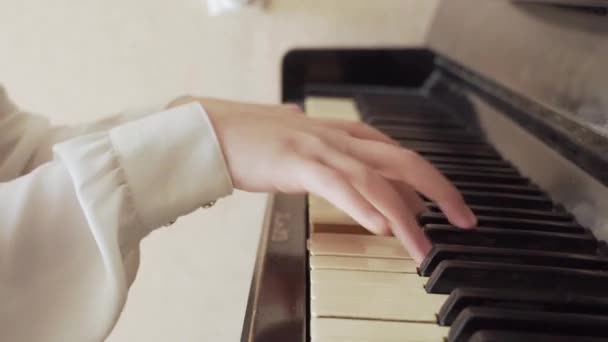 Primer Plano Una Joven Mano Tocando Piano Viejo — Vídeos de Stock