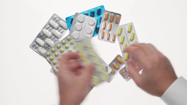 Człowiek Ręka Pigułki Tabletki Witaminy Leki Kapsułki Izolowane Białym Tle — Wideo stockowe