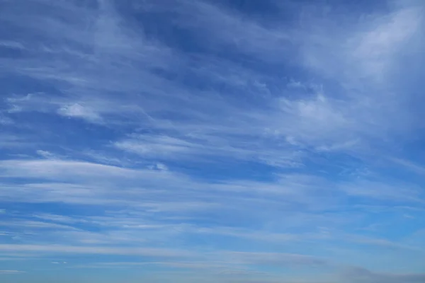 Strahlend Schöner Blauer Himmel Mit Weichen Wolken Für Hintergrund Oder — Stockfoto