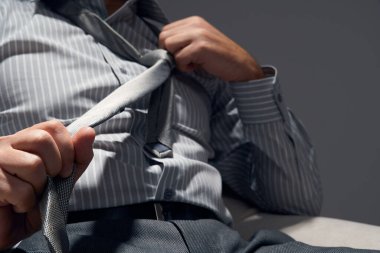 Bir hapı olan işadamı, elleri yakın görüş - zorluklar, depresyon, sorunlar, sağlık ve stres kavramı, modern iş riski