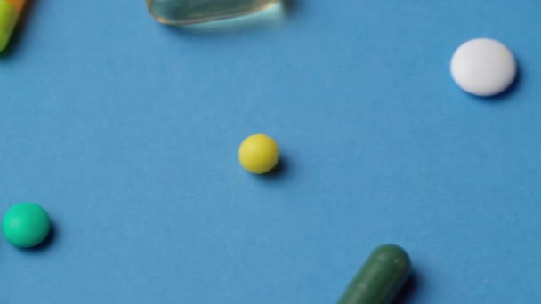 Contexte des pilules, des comprimés, des vitamines, des médicaments, de l'huile de poisson oméga 3, des gélules, des médicaments et des compléments alimentaires pour les soins de santé sur bleu 