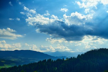 Doğa, güzel bulutlu gökyüzü, Karpat dağlarındaki yaz manzarası, kır çiçekleri ve çayırlar, tepelerdeki yaylalar