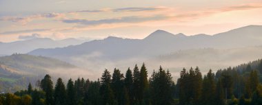 Gün batımı, güzel bulutlu gökyüzü Karpatya dağlarında, yaz manzarası, tepelerde yaylalar