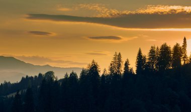 Gün batımı, güzel bulutlu gökyüzü Karpatya dağlarında, yaz manzarası, tepelerde yaylalar