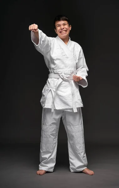 Dövüş Sanatları Kıyafeti Giymiş Bir Genç Koyu Gri Arka Planda — Stok fotoğraf