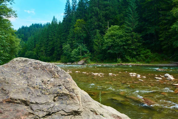 Paisaje Hermosa Vista Del Río Montaña Día Verano Agua Que —  Fotos de Stock