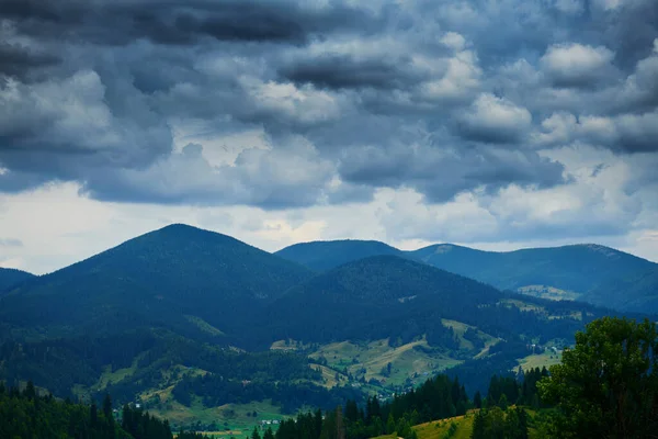 Naturaleza Hermoso Cielo Nublado Paisaje Verano Las Montañas Los Cárpatos —  Fotos de Stock