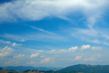 Vahşi doğa, Karpatlar 'daki yaz manzarası, kır çiçekleri ve çayırlar, tepelerdeki yaylalar, güzel bulutlu gökyüzü