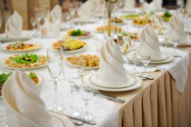 Lokantada bir masa, yiyecek ve içecek.